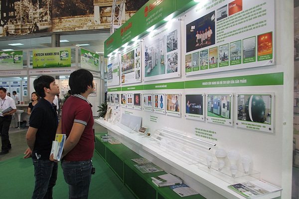 Khách tham quan hội chợ Entech Hanoi 2016